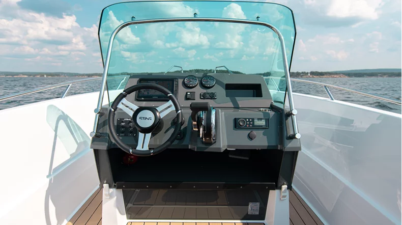 Båt med midtstilt førerkonsoll
